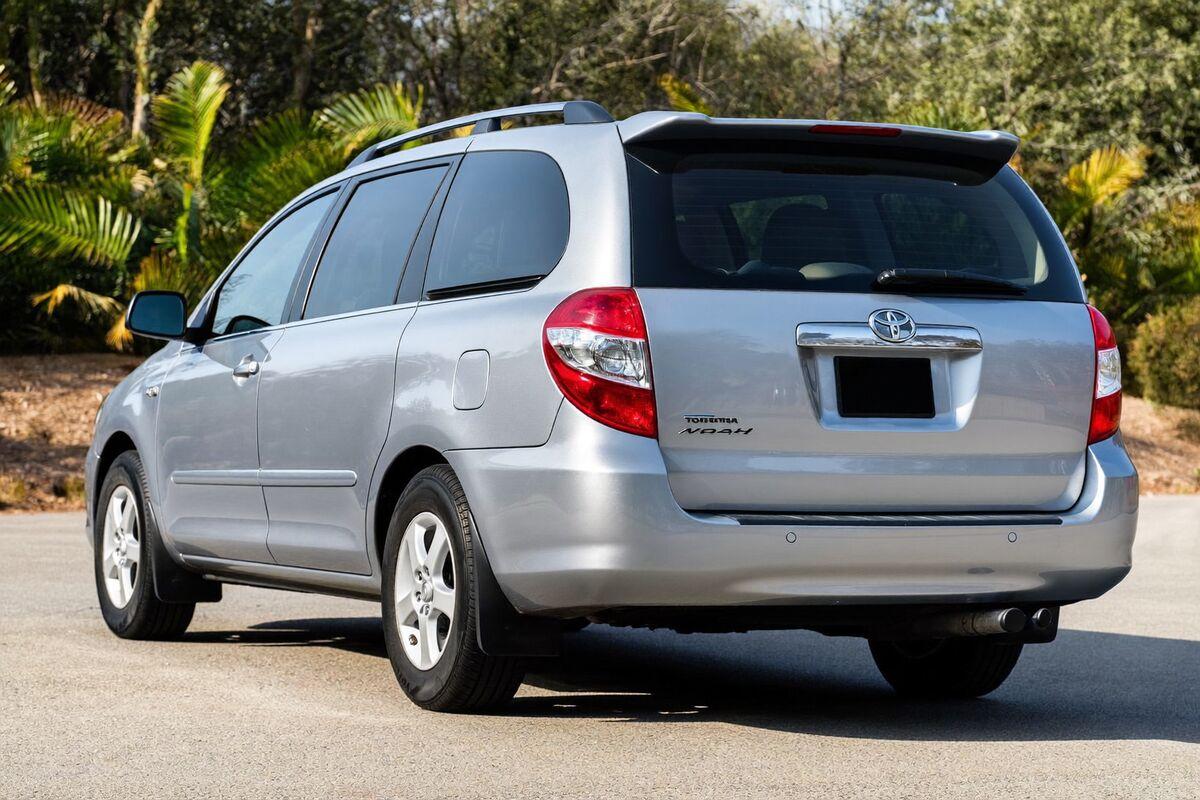 Toyota Noah 2022 — photo 2